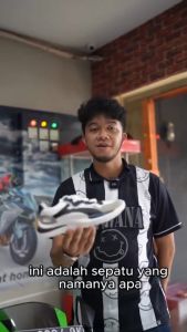 Sneakers Sporty RJT Versino Motif Geometris Tahan Air untuk Gaya Casual - Hitam/Putih