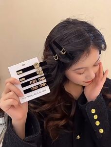 Kẹp tóc mái phủ nhung đen ĐÍNH CHỮ VÀNG tiểu thư phong cách sang trọng K145