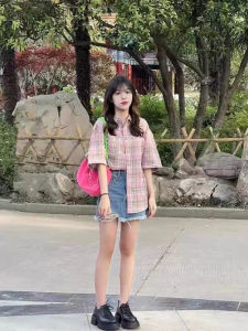 ลมสบายๆลายสก๊อตสีชมพู Patchwork เสื้อแขนสั้นสําหรับชายฤดูร้อนหลวม Fit ครึ่งแขนเสื้อคู่สไตล์การจับคู่