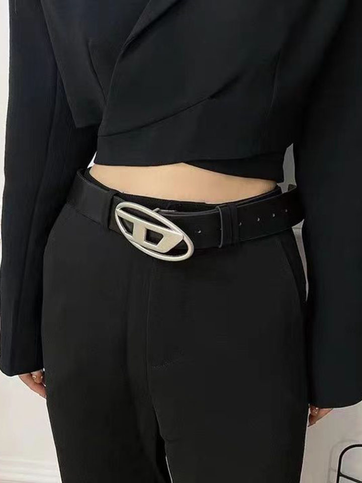 เข็มขัดเข็มขัดเอวโลหะแนวพังก์สำหรับการตกแต่งแบบเรียบง่ายผู้หญิงและผู้ชายหัวเข็มขัดแบบดีดได้รูปตัว D มีตัวอักษรหนัง PU แบบใหม่