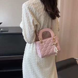 PIYU กระเป๋าเล็กด้ายปักสำหรับผู้หญิงใหม่2025นิ้วกระเป๋าพาดลำตัวสะพายไหล่เส้นเดียวแฟชั่นสไตล์เกาหลีกระเป๋าทรงสี่เหลี่ยมขนาดเล็กขนาดถือได้สไตล์ตะวันตก