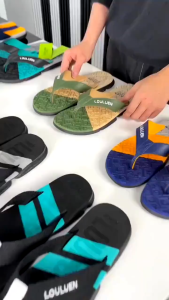 รองเท้าแตะแฟชั่นใหม่ปี 2025 รองเท้าแตะลำลอง รองเท้าแตะ รองเท้าชายหาด รองเท้าแตะผู้ชายฤดูร้อน รองเท้าแตะผู้ชายขนาดใหญ่