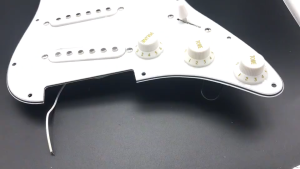 KKBB-Prewired Pickguard Schrauben ชุดโมเดลที่ระลึกคลาสสิก Prewired โหลด SSS Pickguard Alnico V Pickups ใน60S สำหรับ Fender ST กีตาร์
