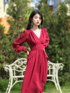 ชุดเดรสยาวเอวสูงคอวีแขนยาวสีแดงสำหรับผู้หญิงในช่วงฤดูร้อนปี 2024 ชุดเดรสยาวคลุมเข่าสไตล์วันหยุดสุดหรูหราและสง่างาม