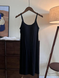 เท่ห์ ฤดูร้อน ผู้หญิง เดรส หลากหลาย สีดำ ผ้าไหมซาตินสลิป เดรส มีแผ่นรองหน้าอก ระบายอากาศได้ดี น้ำหนักเบา กระโปรงสั้น ชุดนอน