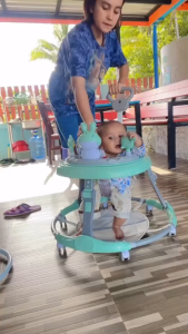 Beige รถเข็นเด็ก รถหัดเดินเด็ก รถฝึกเดินสำหรับเด็ก ป้องกันขาโก่ง มีเพลง มีไฟ ที่นั่งปรับได้ 0-6 ปี