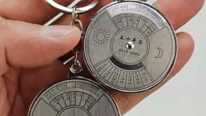 万年历钥匙扣五十年钥匙链广告赠品同学留念礼物刻字激光雕刻Eternal Calendar Keychain 50 Years Keychain Advertising Gift Student Commemorative Gift Engraving Laser Carving