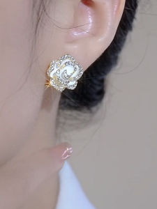 Elegant Simple White Camellia Flower Stud Earrings for Women Fashionable New Style Dazzling Alloy Embedded Artificial Gemstones