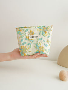 กระเป๋าเครื่องสำอางขนาดเล็กแบบพกพาได้พร้อมซิปสำหรับเก็บเครื่องสำอาง กระเป๋าใส่เครื่องสำอางแบบอเนกประสงค์ ผ้าไนลอน ปักลายฤดูใบไม้ผลิ