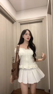 Set tiểu thư sang chảnh mặc hè áo trễ vai bèo Đũi chấm bi mix chân váy ngắn xếp ly có mút thun sau