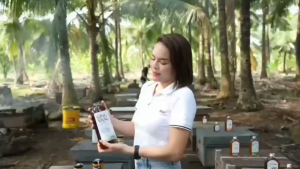 Mật Ong Hoa Rừng Mộc Châu Nguyên Chất Ong Vàng - Chai Nhựa 1400G -Thiên Nhiên Thơm Ngon Sánh Đặc