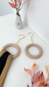 [[ไม้แขวนผ้าพันคอวงกลมโดนัท]] (ราคา/1ชิ้น) แขวนผ้าพันคอ แขวนเนคไท กระเป๋า แขวนผ้า ไม้แขวนพลาสติก