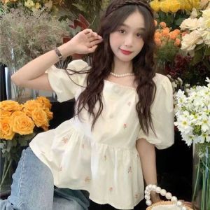 เสื้อเชิ้ตแขนสั้นทรงหลวมคอเหลี่ยมลายดอกไม้สไตล์หวานและเก๋ไก๋สำหรับฤดูร้อนปี 2024 สำหรับผู้หญิง ผ้าโพลีเอสเตอร์