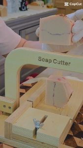 Xà phòng Hoa Hồng là một sản phẩm làm sạch da được chế tác tinh tế từ những nguyên liệu tự nhiên mang lại trải nghiệm chăm sóc da sang trọng và hiệu quả. Sản phẩm là sự kết hợp của các loại dầu dưỡng ẩm tinh dầu thư giãn và các thành phần nuôi dưỡng gi