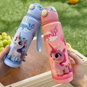 700ml น่ารักและทนทานถ้วยน้ําพลาสติกฟางพร้อมแหวนมือถือ BPA ฟรีทนอุณหภูมิสูงแบบพกพาขวดน้ํากลางแจ้ง