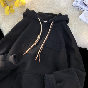 เสื้อสเวตเตอร์มีฮู้ดทรงหลวมสไตล์อเมริกันย้อนยุค สีแดง เสื้อคลุมกันหนาวแบบสวมหัวสำหรับผู้ชาย ฤดูใบไม้ร่วง/ฤดูหนาว