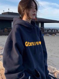 เสื้อสเวตเตอร์มีฮู้ดผู้หญิงสีน้ำเงินเข้ม ทรงหลวม ปกโปโล แขนยาว คอตตอน ฤดูใบไม้ร่วง/ฤดูหนาว 2025 ใหม่ ขายดี หนา เสื้อคลุมกันหนาวแบบหนา