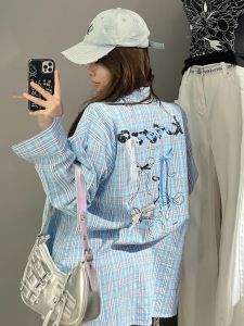 เสื้อเชิ้ตลายสก็อตสีน้ำเงินสไตล์อเมริกันย้อนยุคสำหรับผู้หญิงในช่วงฤดูร้อน เสื้อเชิ้ตแขนยาวหลวมๆ ป้องกันแสงแดด ทรงหลวมๆ สำหรับใส่ไปทำงาน