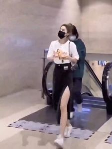 กระโปรงยีนส์เอวสูง กลางยาวแยก สะอาดเพียง 12 คูม กระโปรงยีนส์ผู้หญิง สไตล์ฮ่องกงวินเทจ สะอาดเพียง 12 คูม