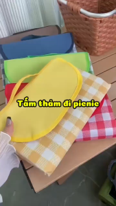 Thảm picnic 2m x 2m lý tưởng cho du lịch phượt chụp ảnh và cắm trại dễ gấp gọn mang theo.