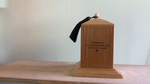 โกศหมา โกศสัตว์เลี้ยง โกศใส่กระดูกเถ้าสัตว์เลี้ยง สลักตามชื่อและรูปภาพสัตว์สําหรับ สุนัข แมว กระต่าย เม่น และหนู ตามแบบของลูกค้า Pet Urn