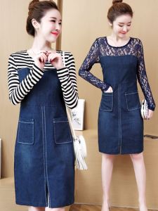 ชุดเดรสยีนส์ลายทางผ้าลูกไม้สไตล์ย้อนยุคสำหรับผู้หญิง ฤดูใบไม้ร่วง 2025 ใหม่ ขนาดใหญ่ กระโปรงยาวปานกลาง แขนยาว คอตั้ง