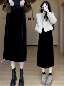 กระโปรงสั้นผ้ากำมะหยี่สีดำบุขนแกะเอวสูงทรงตรงสำหรับผู้หญิง ฤดูใบไม้ผลิและฤดูร้อน 2025 กระโปรงทรงเอผ้ากำมะหยี่สีทองใหม่