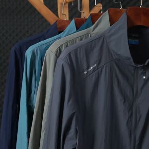 ฤดูร้อนสไตล์ใหม่ยืนปกเสื้อผ้าป้องกันแสงแดดหลวมสำหรับผู้ชาย เสื้อกันลมซิปกีฬากลางแจ้งลำลอง เสื้อแจ็คเก็ตสีทึบระบายอากาศกันน้ำ เสื้อแจ็คเก็ตแบบบางสำหรับปีนเขากลางแจ้ง