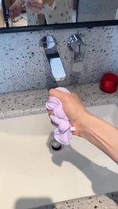 Găng tay rửa mặt tạo bọt hình móng mèo chất mềm mịn ôm tay dễ dùng làm sạch sâu cho da nhạy cảm - Happy Home 4U