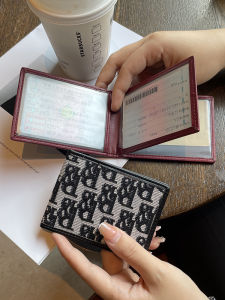 เคสใบขับขี่แบบหนังหรูหราสำหรับผู้หญิง 2025 รุ่นใหม่พร้อมเคสใบขับขี่แบบสองในหนึ่ง กระเป๋าใส่เอกสารขับรถแบบไฮเอนด์