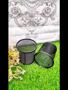 Tempat Pensil Jaring Bahan Besi Bentuk Bulat / Pen Holder Rak Organizer Tempat Penyimpanan Alat Tulis Pena Pulpen Gunting Cutter Clip Paper Penggaris / Wadah Kosmetik Remote AC TV Kunci Kutek Parfum Sikat Gigi Dapur Meja Kerja Belajar Serbaguna - GP Mall