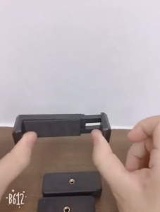 Universal Phone Clip Bracket M 6cm - 8.7cm Holder Mount untuk Tripod Monopod Holder kotak