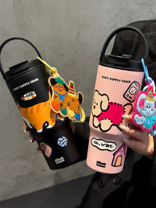 ถ้วยกันความร้อนความจุขนาดใหญ่พร้อมขวดดื่มแบบมีตะขอสำหรับผู้ชายและผู้หญิง ถ้วยกาแฟสำหรับใช้ในรถ ถ้วยชงชาแบบพกพา ถ้วยดื่มน้ำแบบไม่ต้องซัก