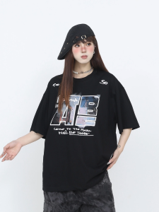 T-Shirt Wanita Lengan Pendek 2025 - Motif Huruf Kreatif & Desain Korea-Jepang Katun Adem Premium Slim Fit Baju Oversize Nyaman Gaya Versatil Kekinian Desain Eropa Oversize Lingkar Leher Bulat Nyaman Kaos Oversize Untuk Hangout Santai Gratis Ongkir