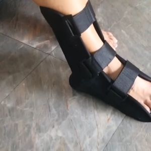 เฝือกอ่อนข้อเท้า เฝือกเท้า อุปกรณ์ช่วยพยุงเท้า ป้องกันการกระแทก ป้องกันกระดูกเคลื่อนผิดรูป ลดอาการบาดเจ็บ แถมฟรี! แผ่นกันลื่น by Primaboss 2