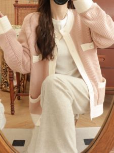 เสื้อสเวตเตอร์ถักหลวมๆ สีบล็อกสไตล์ย้อนยุคสำหรับผู้หญิงในฤดูใบไม้ร่วง/ฤดูหนาว พร้อมกระเป๋าสองข้าง เสื้อคลุมกันหนาวแบบสวมหัว