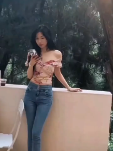 Áo thun ngắn tay hở vai cổ chữ V màu hồng mùa hè mới thiết kế ôm vừa vặn xếp nếp xoắn