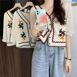 เสื้อคาร์ดิแกนคอวีแขนพองปักลายผ้าชีฟองสไตล์ย้อนยุคสำหรับฤดูร้อนปี 2024 เสื้อสั้นโปร่งบางสำหรับผู้หญิง เสื้อคลุมคาร์ดิแกนแบบเปิด