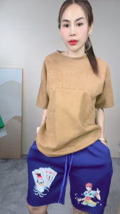 กางเกงขาสั้นทรงตรงลำลองพิมพ์ลายโลโก้ใหม่ในช่วงฤดูร้อนปี 2025 สำหรับผู้ชาย กระเป๋าด้านข้าง เอวยางยืด มีเชือกผูก