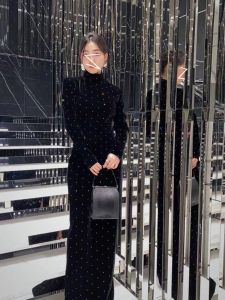 ชุดเดรสยาวทรงเอคอตั้งแขนยาวผ้ากำมะหยี่สไตล์ฝรั่งเศส เดรสยาวทรงเอเข้ารูปประดับเพชร ชุดราตรีสำหรับงานเลี้ยงฤดูใบไม้ผลิ