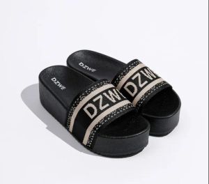 รองเท้าDZWE รองเท้าแตะแฟชั่นส้นตึก ด้านหน้าผ้าทอสกรีนลาย รองเท้ายอดนิยม ส้นสูง5.5เซนพ