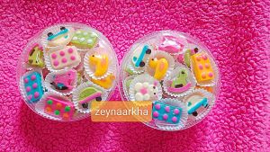 coklat karakter lucu murah/coklat premium zeynaarkha chocolatecoklat karakter lebaran/coklat karakter coklat karakter lucu murah/coklat karakter toples/sendal jepit/aesthetic/isi full/95pcs