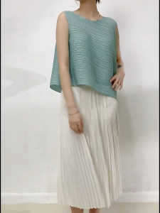 Miyake เสื้อดีไซน์ใหม่พับ2025เสื้อแฟชั่นอเนกประสงค์เสื้อกล้ามแนวทแยงไม่สม่ำเสมอ