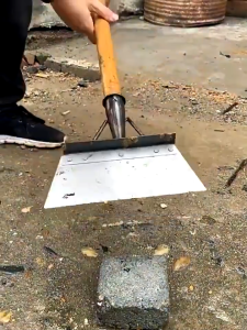 （30cm) พลั่ว พรวนดิน เสียมขุดดิน เหล็กแมงกานีสหนา ทนทาน ไม่เสียรูปทรง ไม่แตกหัก ง่ายต่อการพลั่วดิน เครื่องมือทำสวน เครื่องมือเกษตร ทำความสะอาดถนน ทำความสะอาดปศุสัตว์