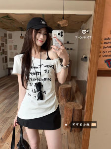 เสื้อยืดแขนสั้นคอเฉียงทรงสลิมฟิตสำหรับผู้หญิงในช่วงฤดูร้อน ทรงเข้ารูป ดีไซน์ไม่สมมาตร โชว์ไหล่ แฟชั่นสตรีท ลำลอง