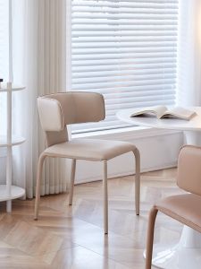 เก้าอี้ทานอาหารแบบมีพนักพิงหนังน้ำมันสไตล์อิตาลีเรียบง่ายหรูหรา สำหรับโรงแรม ห้องนั่งเล่น ห้องทำงาน ที่นั่งสำหรับผู้ใหญ่