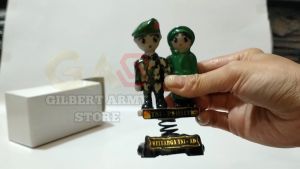 Gilbert Army Store Miniatur Patung Perawat Tni Pasangan  Couple Tni AL Paskhas Marinir Pajangan Dashboard Mobil Hiasan Kado Unik