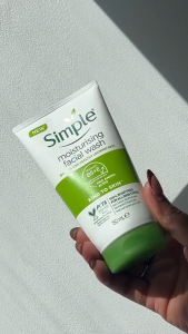 SIMPLE Kind to Skin Moisturizing Foaming Wash 150ml