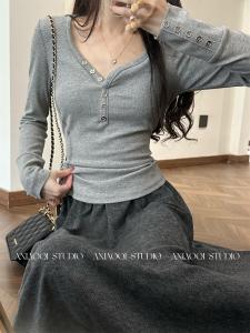 เสื้อยืดคอกลมแขนยาวผู้หญิงฤดูใบไม้ร่วงปี 2024 ทรงหลวมสบายๆ คอวีปุ่มไหล่เสื้อตัวล่าง