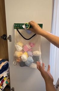 网红小网兜 Beg Jaring Penyimpanan Beg Penyusun Sampah Elastik Plastic Bag Organizer Hanging Mesh Storage Bag Elastic Mesh Organizer for Plastic Bags and More The Ultimate Storage Solution Reusable Trash Bag Storage Beg Sampah Elastik Simpan